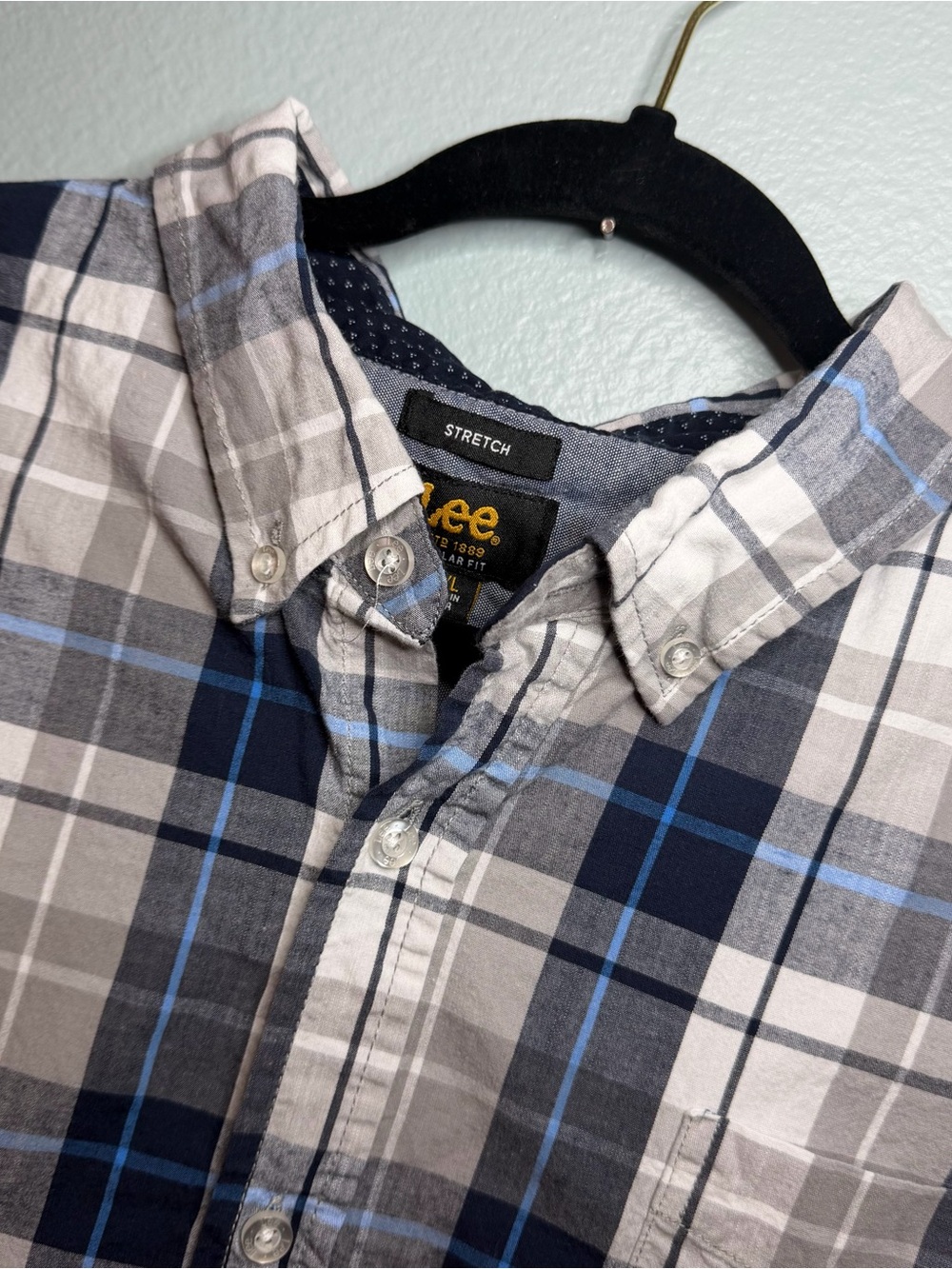 Lee Men’s Blue and Gray Plaid Button-Down Shirt